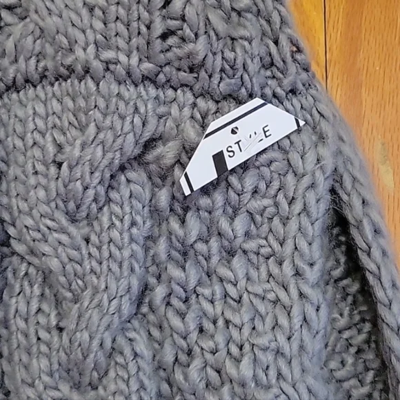 Cable Knit Neck Warmer by STYLE - Picture 4 of 7